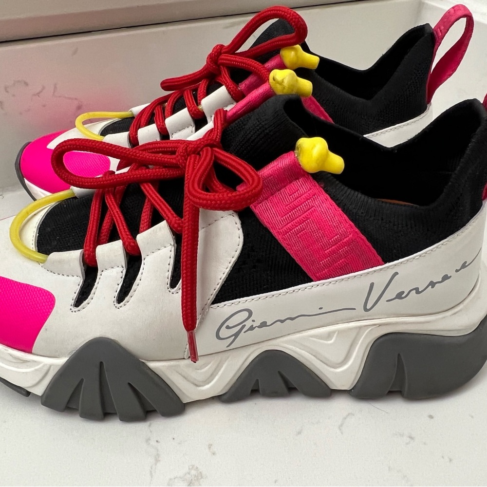 Versace - Picture 4 of 5